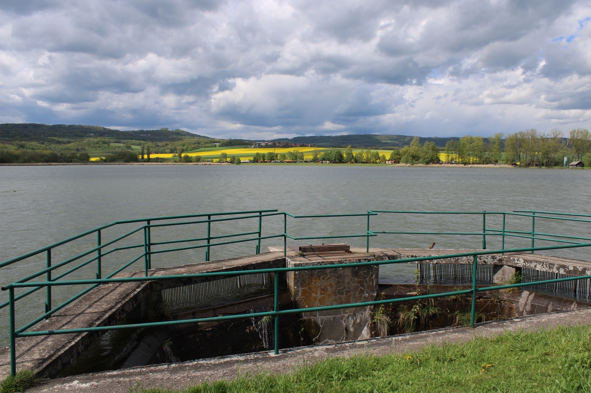 Na jezeře Chmelař se dnes dopoledne objevila skvrna