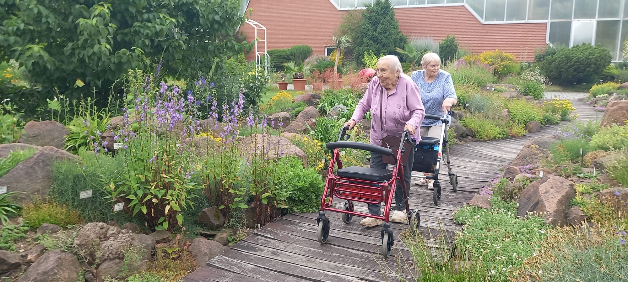 Klienti Domova na pahorku vyrazili do Botanické zahrady Teplice