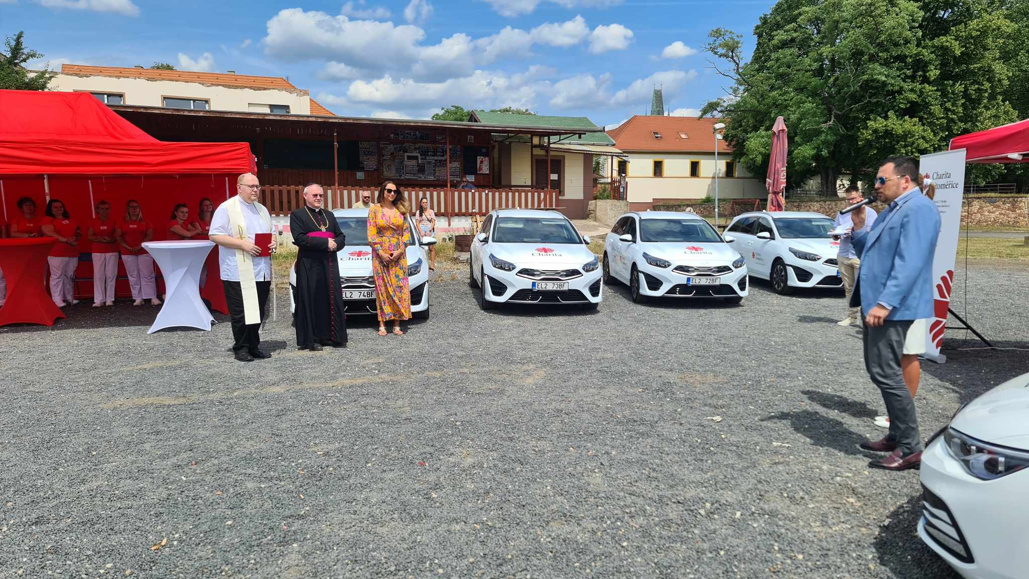 FOTOGALERIE: Pečovatelská služba si převzala 5 nových elektroaut