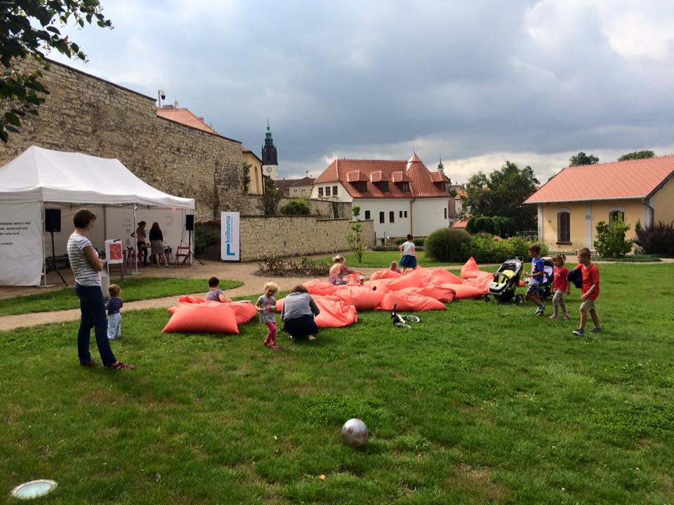 Knihovna nabídne tři dny literatury a umění pod širým nebem