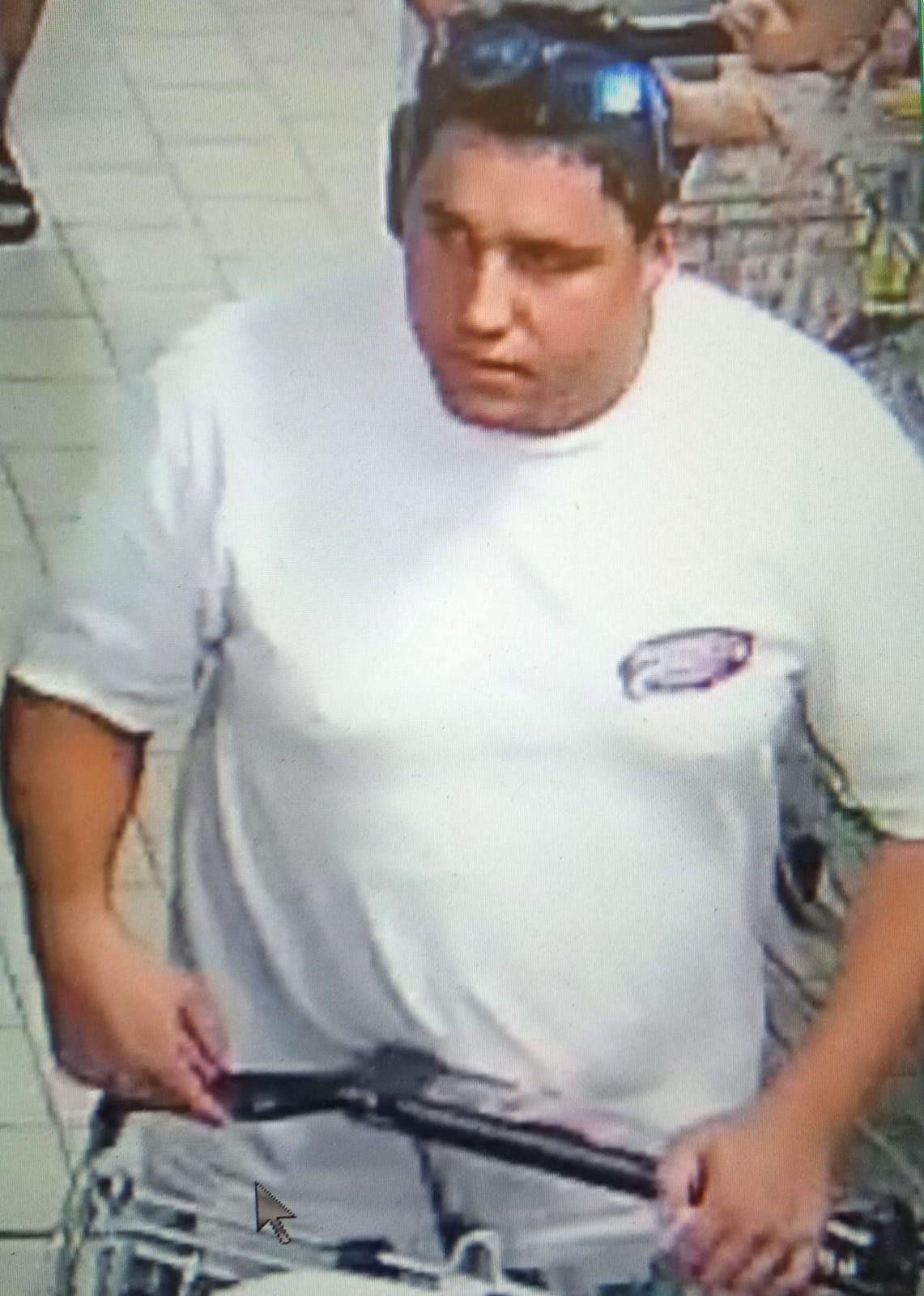 Poznáváte muže na fotografiích? Policii může pomoci svědectvím!