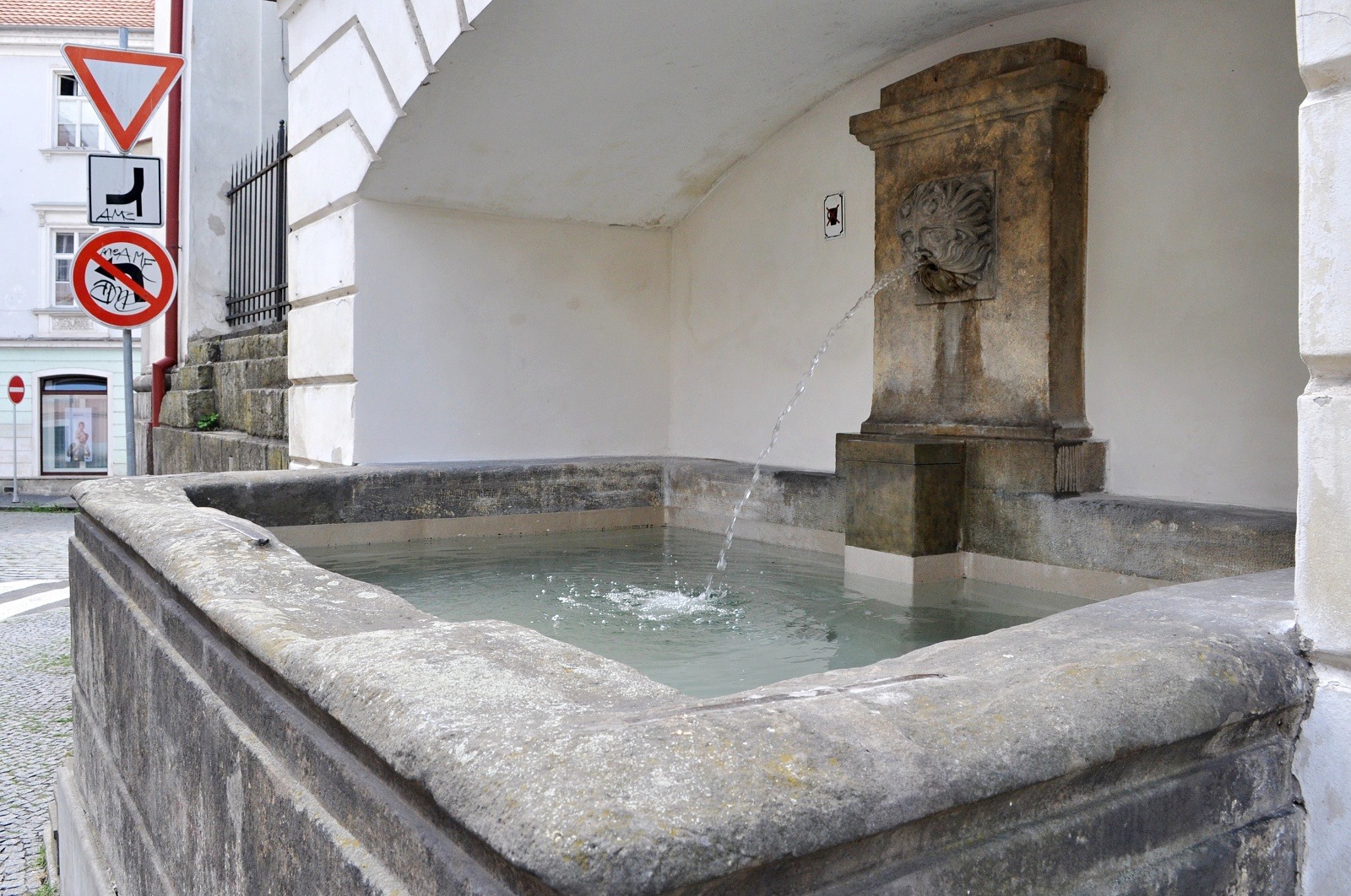 Kašna v Krajské ulici je po opravě opět funkční