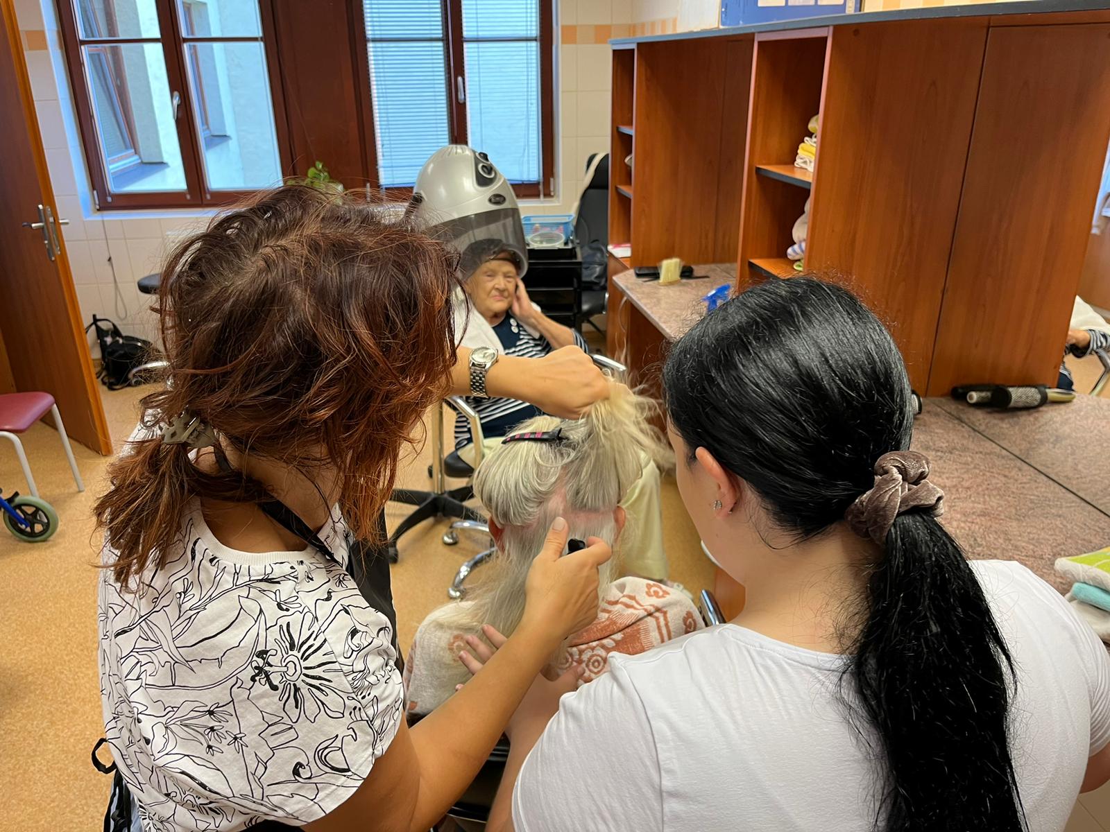 FOTOGALERIE: Budoucí kadeřnice z Litegry na praxi stříhají seniory