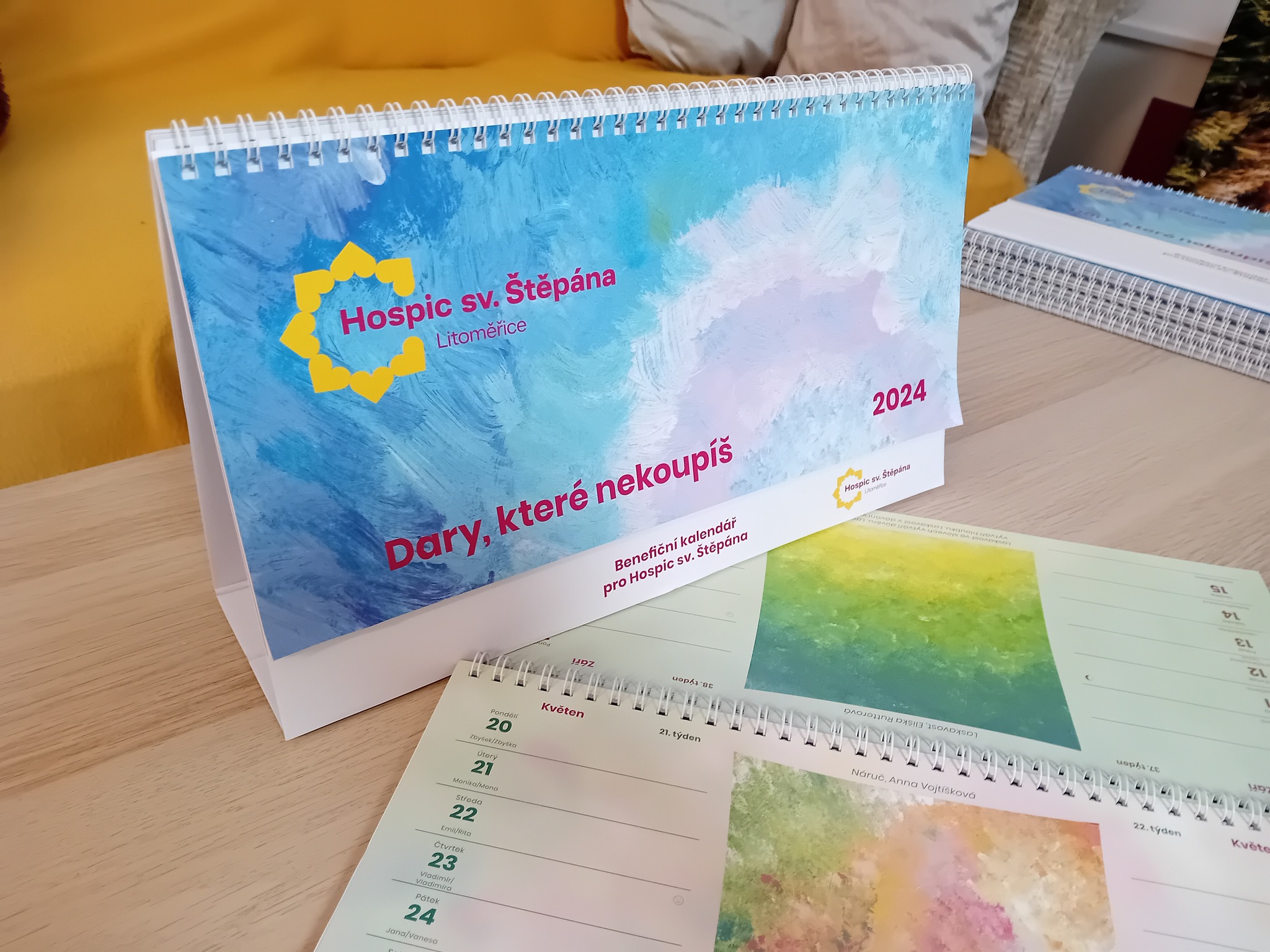 Benefiční kalendář Hospice sv. Štěpána pro rok 2024 už je v prodeji