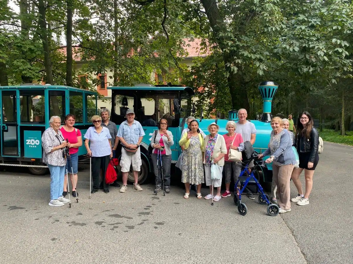 Klienti SeniorCentra SeneCura vyrazili do Chomutova za zvířátky