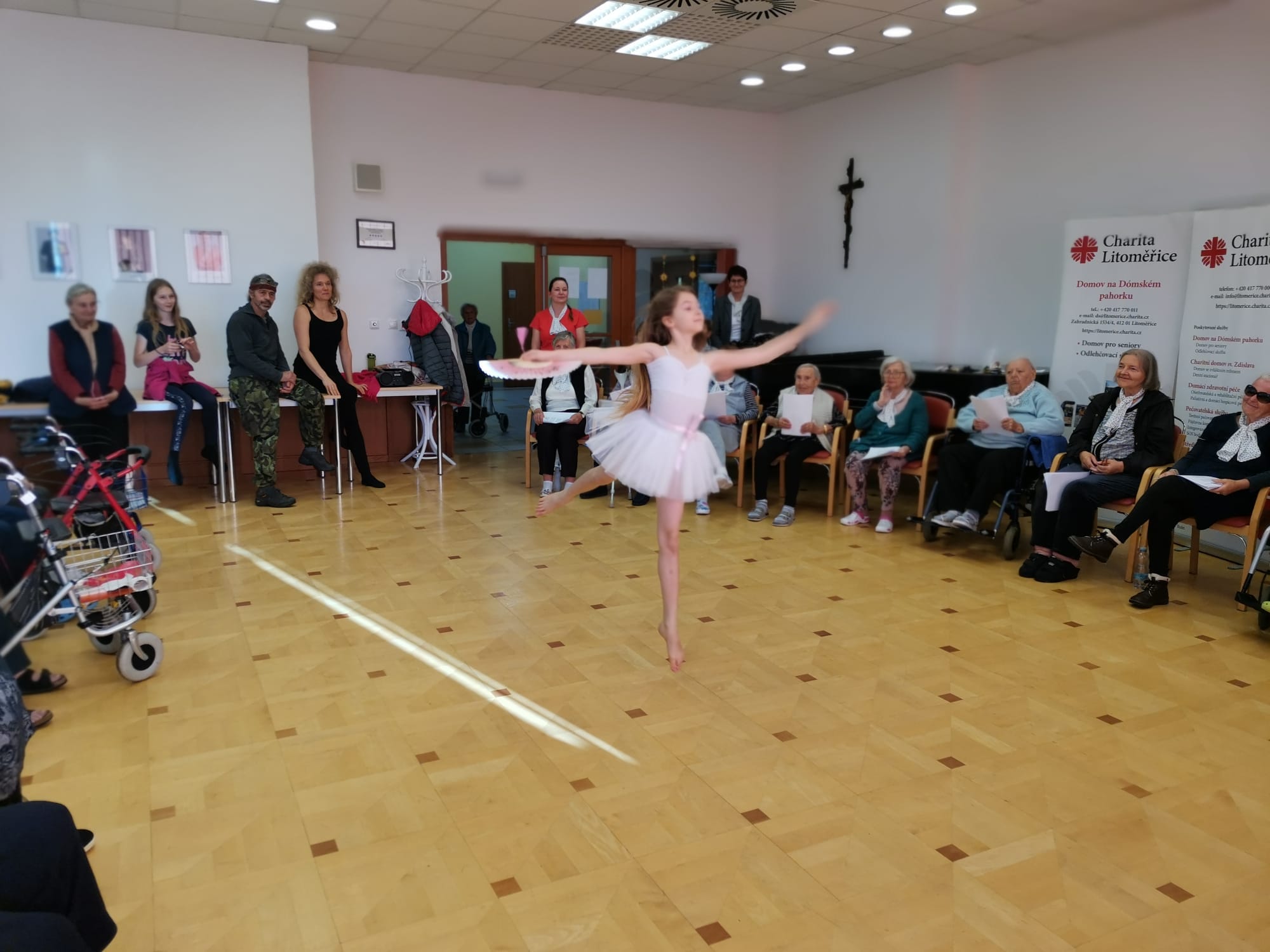 V Domově na Dómském pahorku se zpívalo a tančila baletka