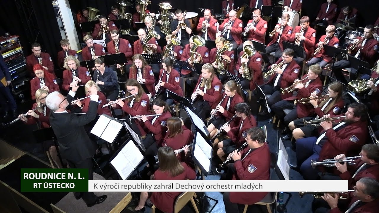ROUDNICE N. L.: K výročí republiky zahrál Dechový orchestr mladých