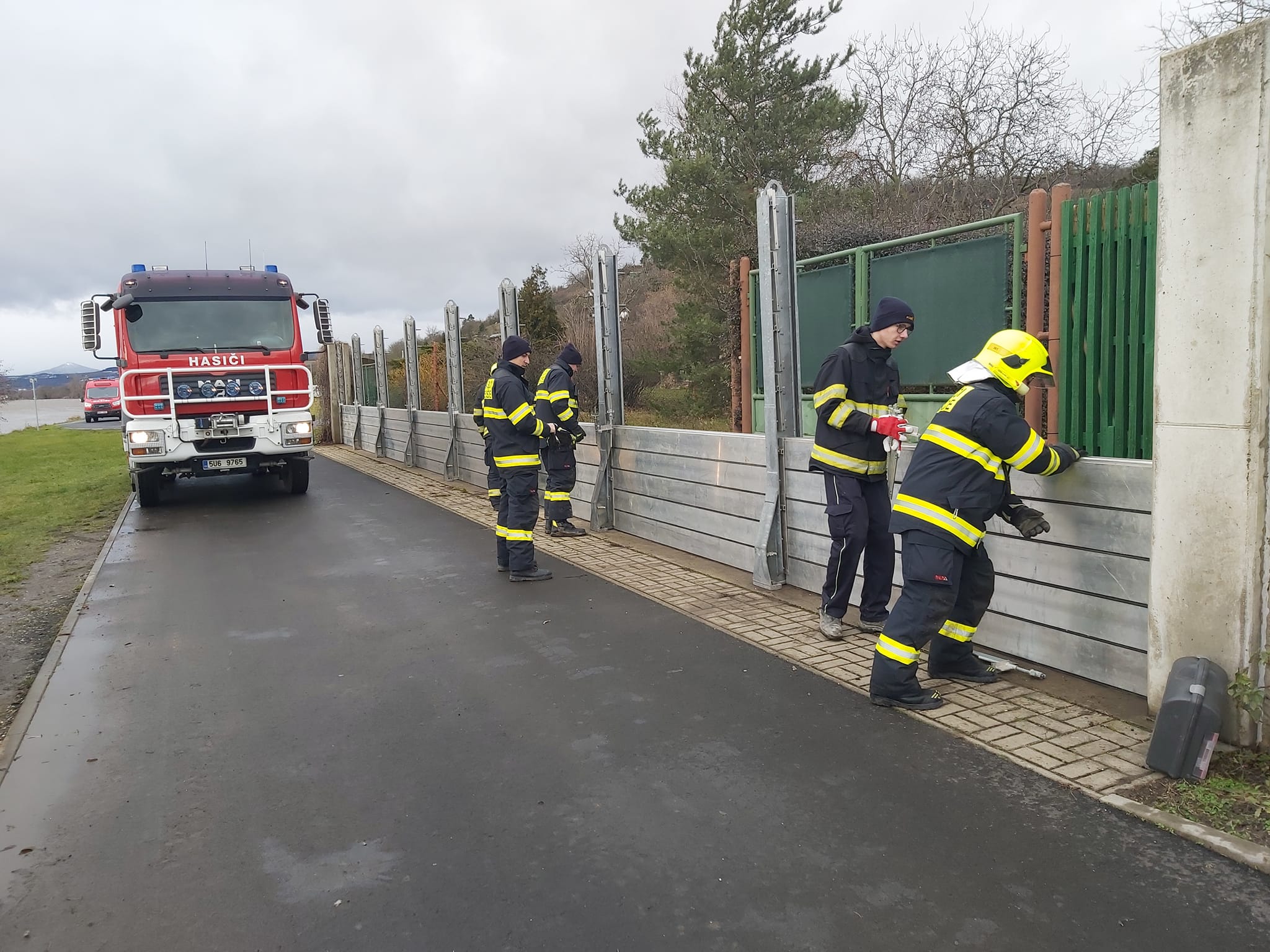 V Křešicích dnes hasiči stavěli protipovodňovou ochranu