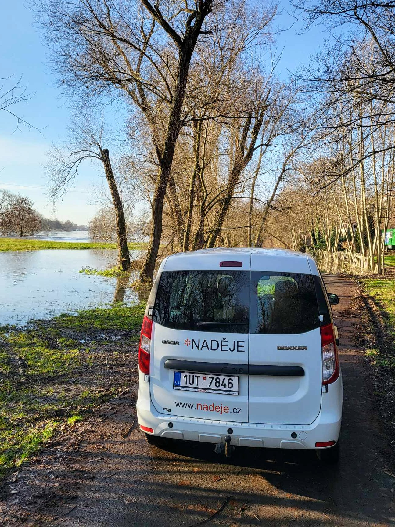 NADĚJE monitoruje bezdomovce u řeky, rozdává jim i suché oblečení