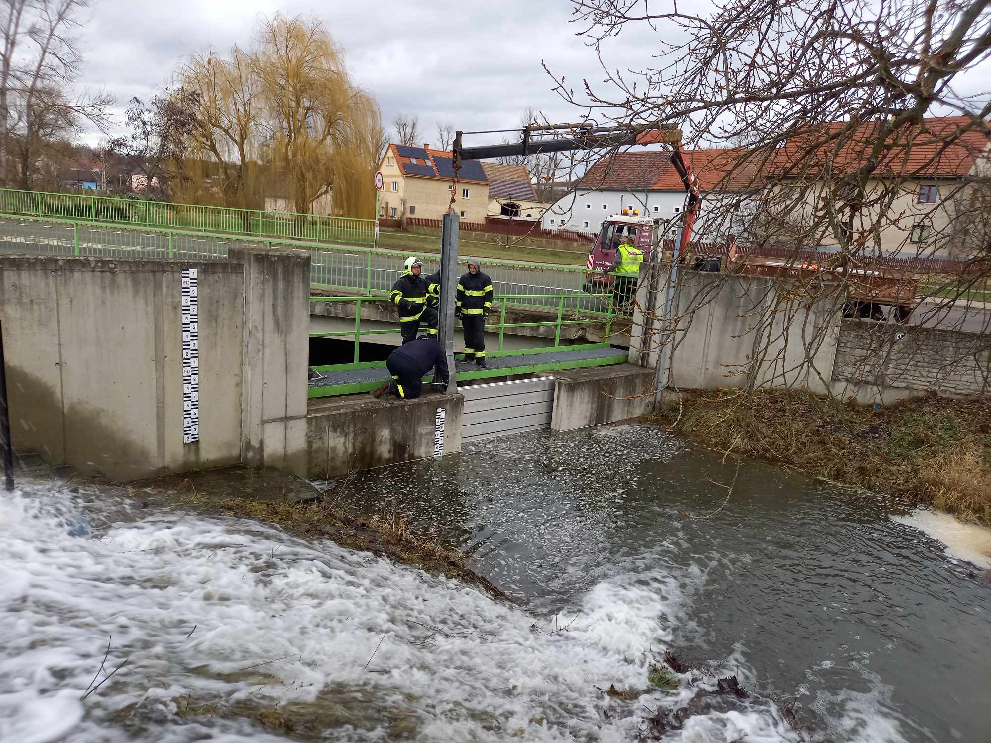 V Křešicích jsou nepřetržitě na nohou, zvedli i přehrazení Blatenského potoka