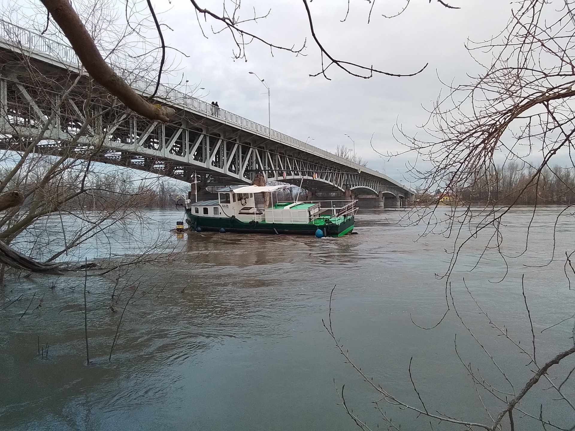 V Litoměřicích se utrhlo molo i s lodí, je zaseknutá pod Tyršovým mostem