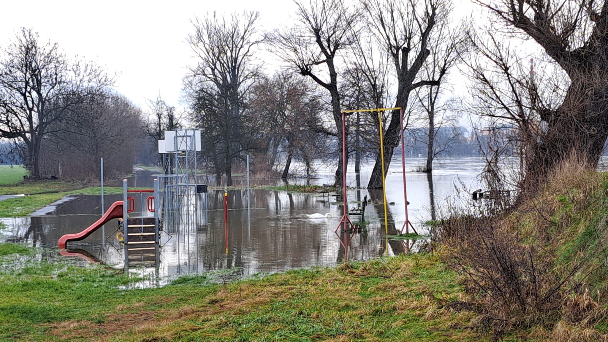 Voda rychle klesá, ve Štětí už se uklízí