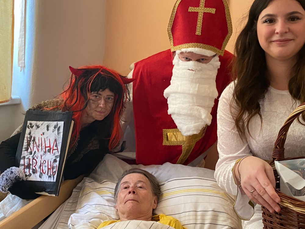 Mikuláš, anděl a čert navštívili také SeniorCentrum SeneCura v Terezíně