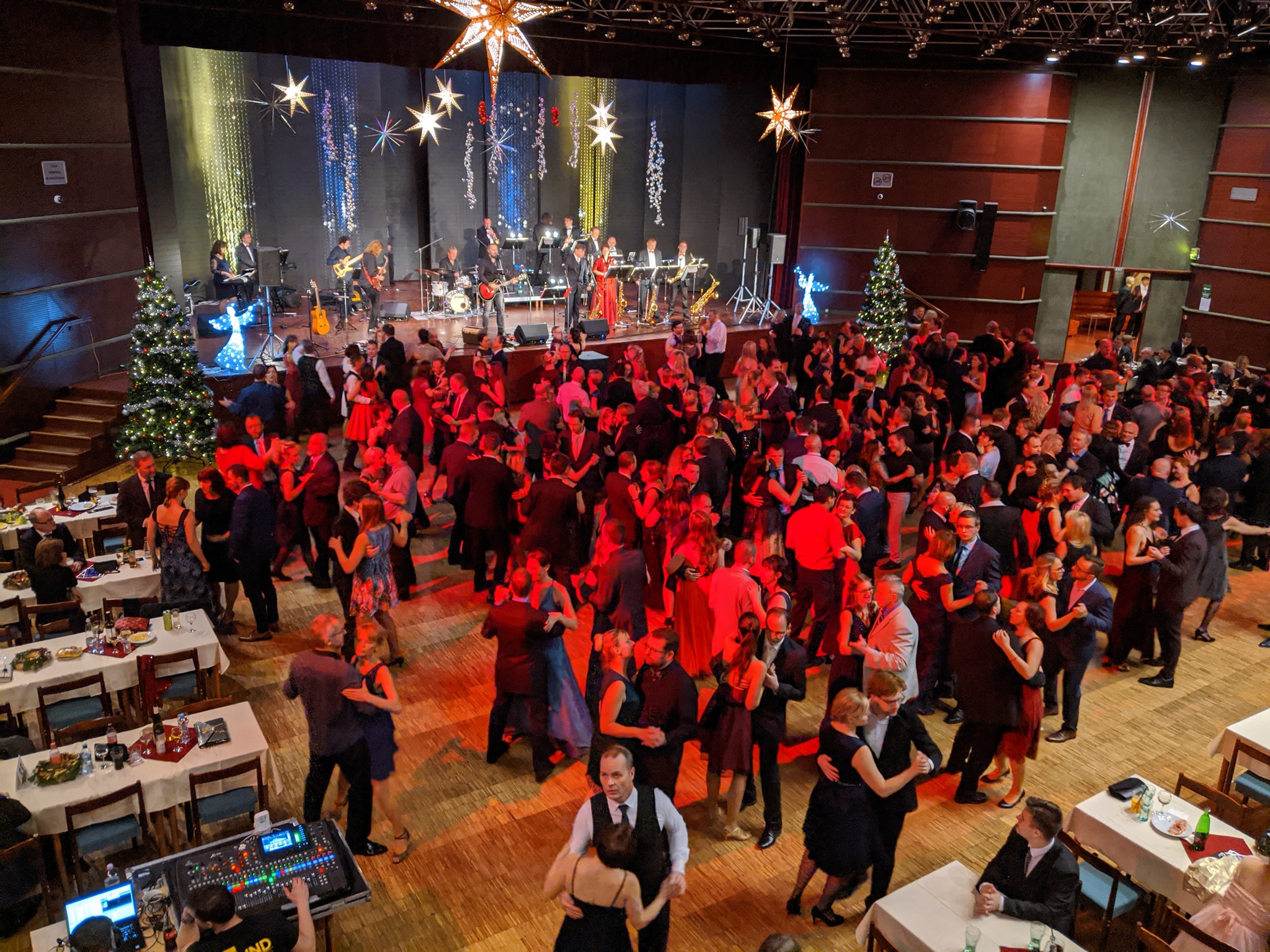 Vánoční ples nadchne atmosférou, vystoupí zpěvačka Kristína