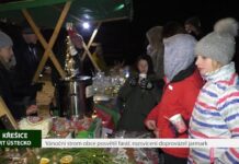 KŘEŠICE: Vánoční strom obce posvětil farář, rozsvícení doprovázel jarmark