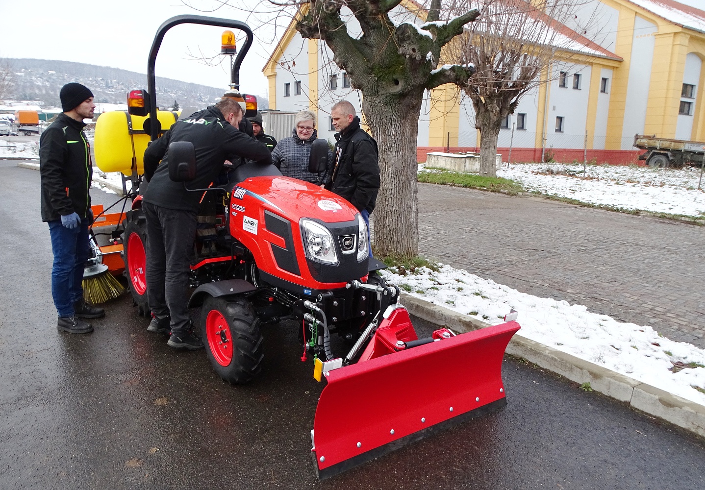 Technické služby mají pět nových elektrovozidel a malotraktor
