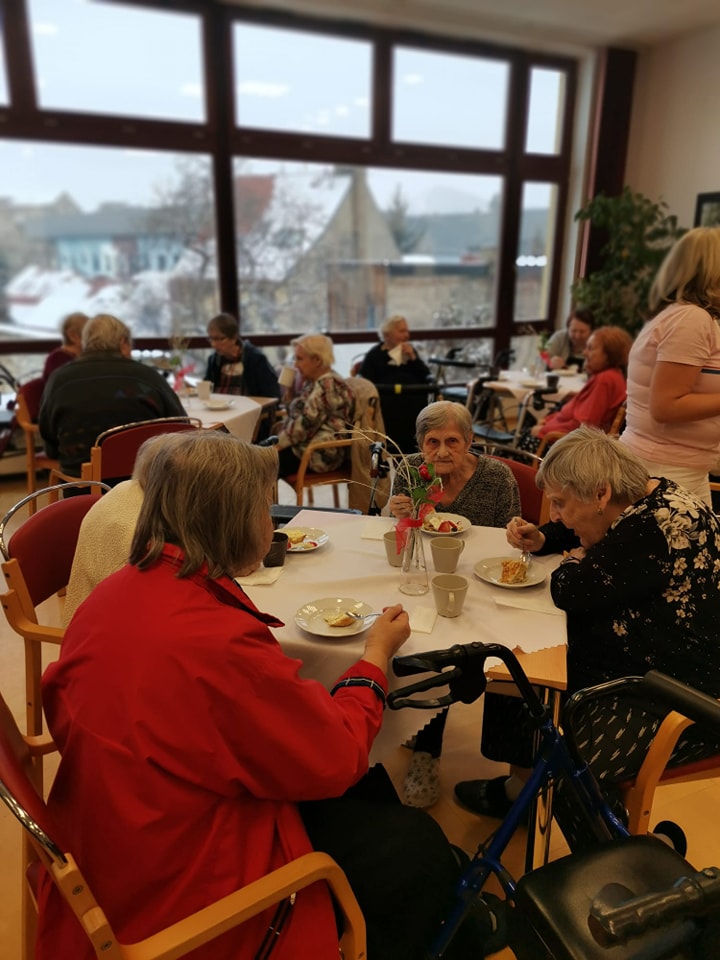 Ježíškova vnoučata do Domova na Dómském pahorku přivezla zákusky