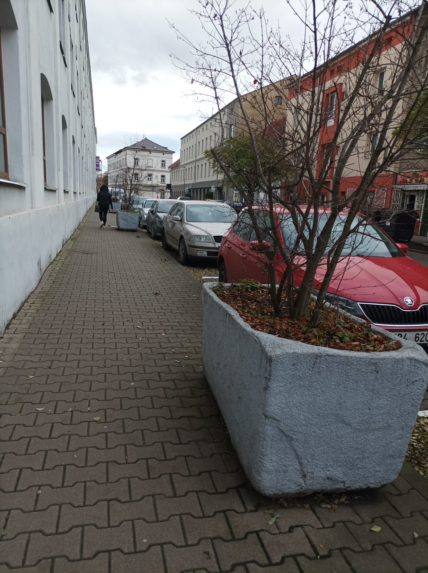 Z Žižkovy ulice v Lovosicích zmizely obří květináče