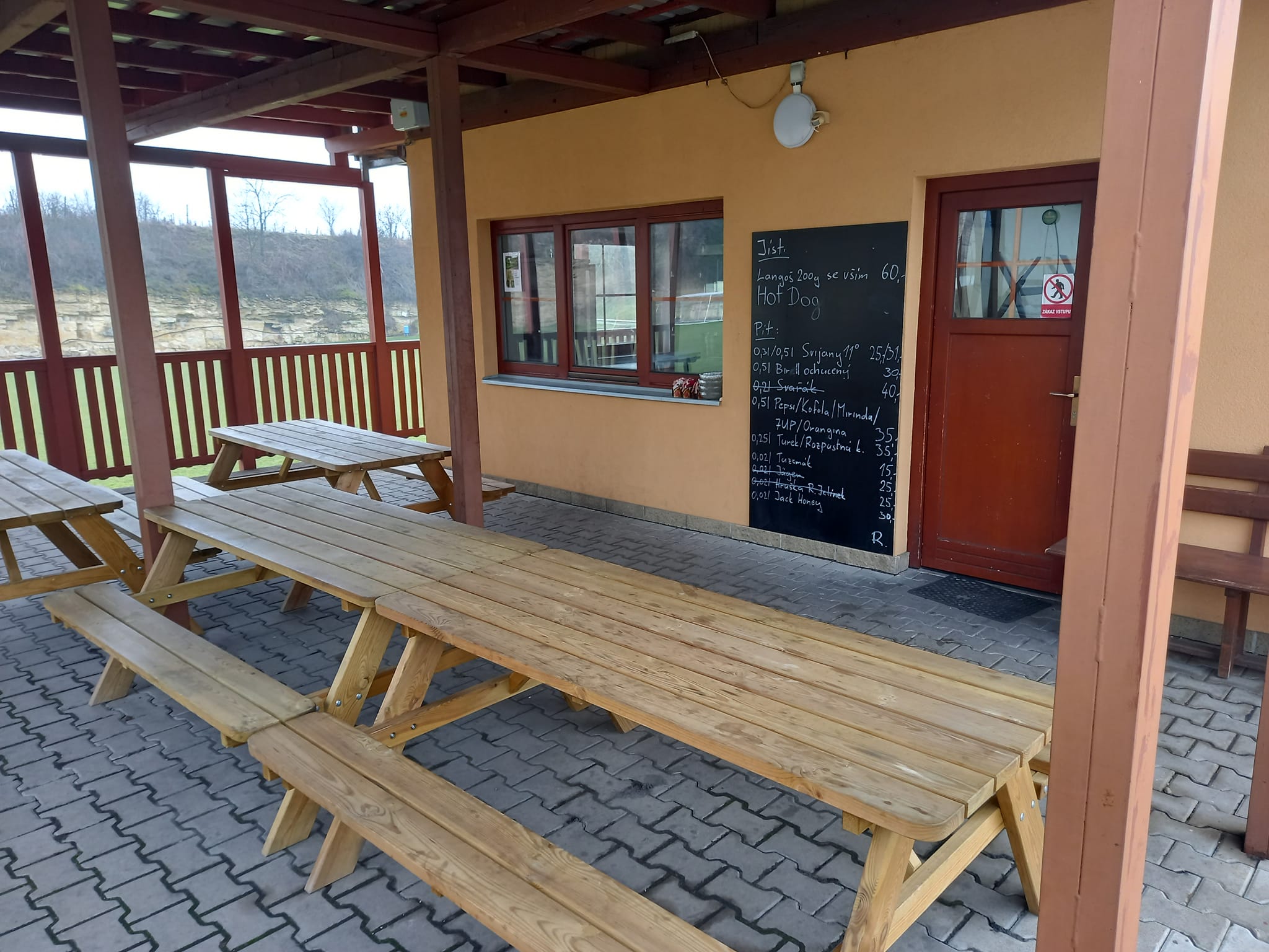 Obec Velké Žernoseky hledá nájemce a provozovatele občerstvení na hřišti