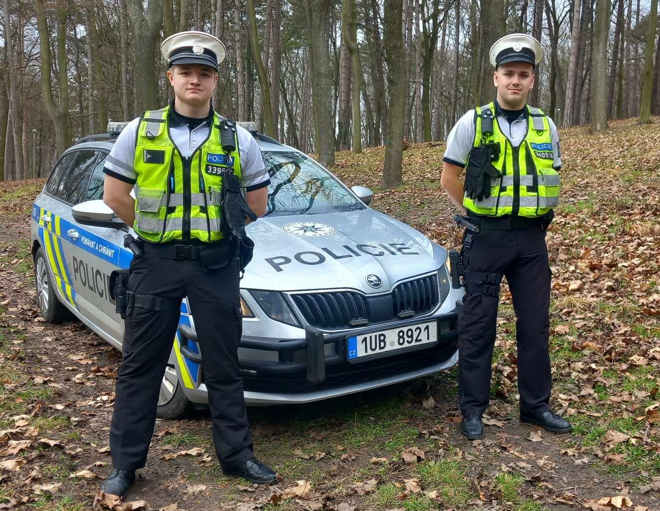 Dvojice dopravních policistů zachránila život muži, který zkolaboval v autě