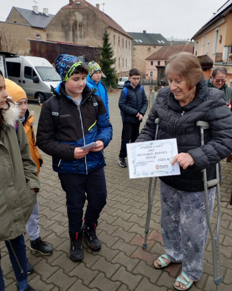 Část výtěžku z Adventního jarmarku ZŠ Havlíčkova věnovala psímu útulku