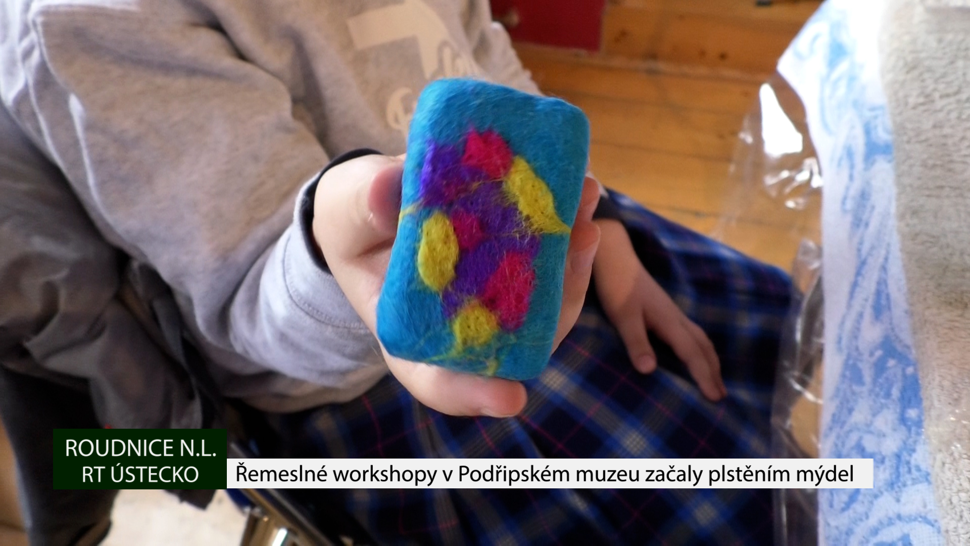 ROUDNICE N.L.: Řemeslné workshopy v Podřipském muzeu začaly plstěním mýdel