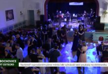 LIBOCHOVICE: Na téměř vyprodaném plese města lidé vyhrávali také poukazy na elektroniku