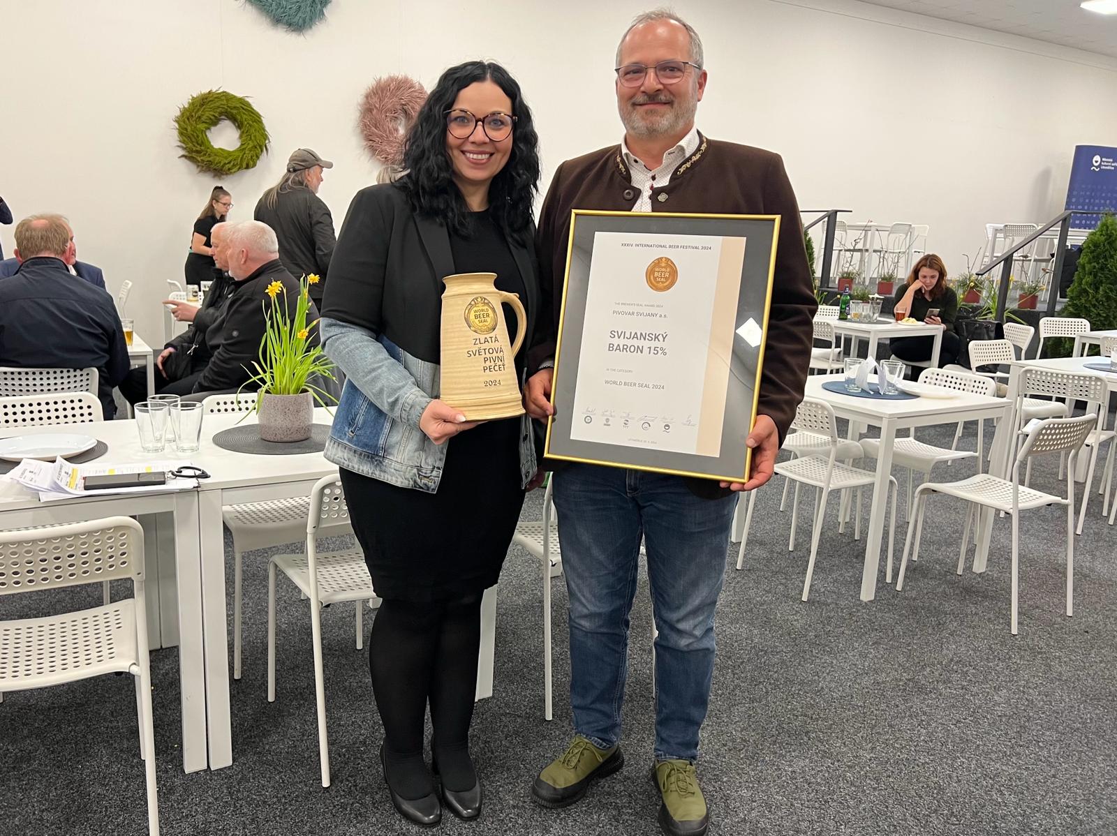 Světová pivní pečeť putuje do svijanského pivovaru za Baronem