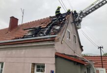 Hořela střecha rodinného domu v Michalovicích