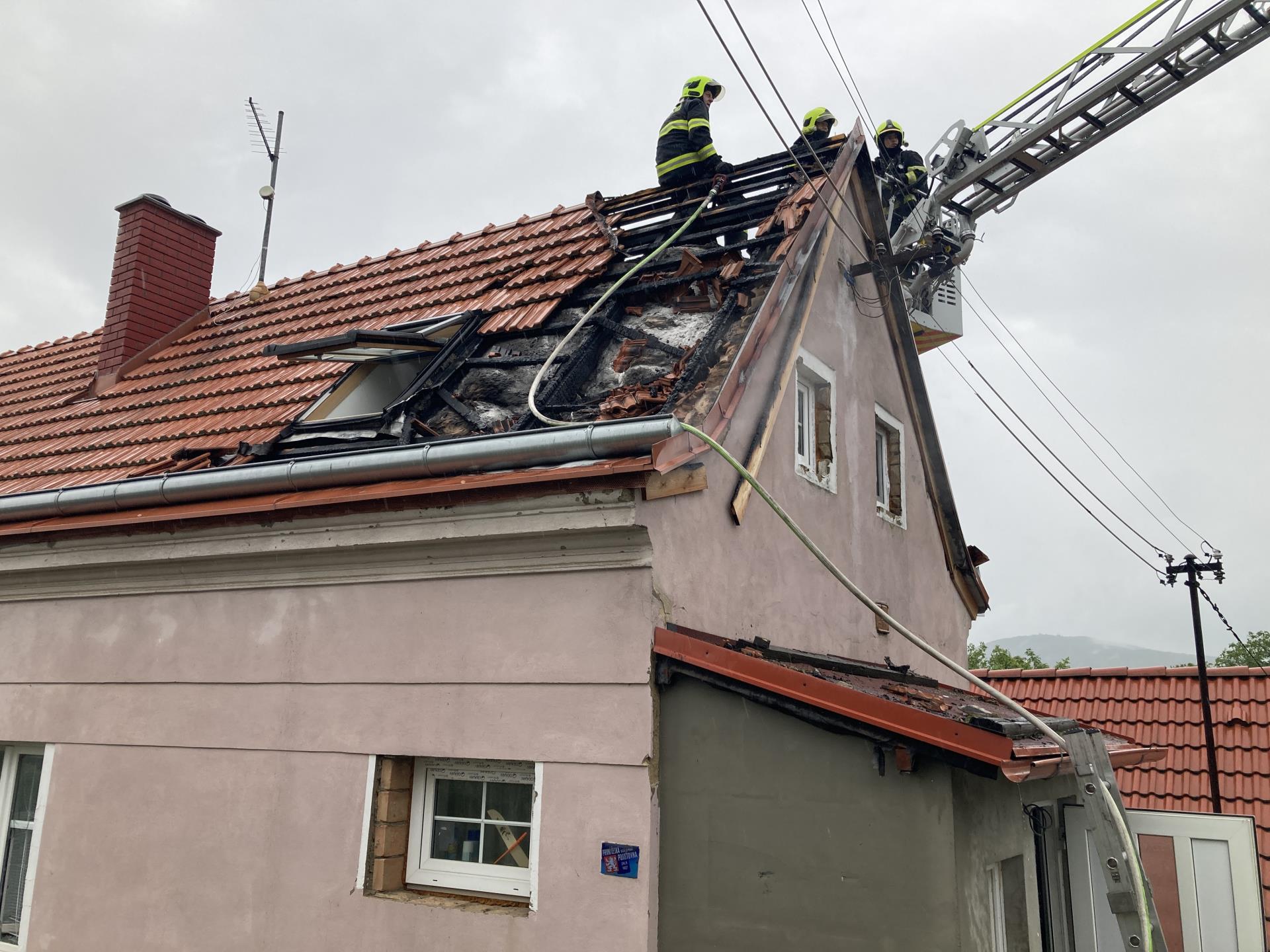 Hořela střecha rodinného domu v Michalovicích