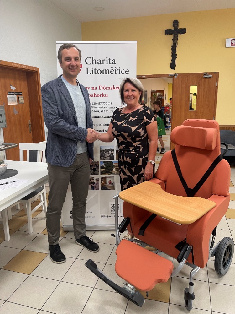 Senioři z Domova na Dómském pahorku dostali nové polohovací křeslo