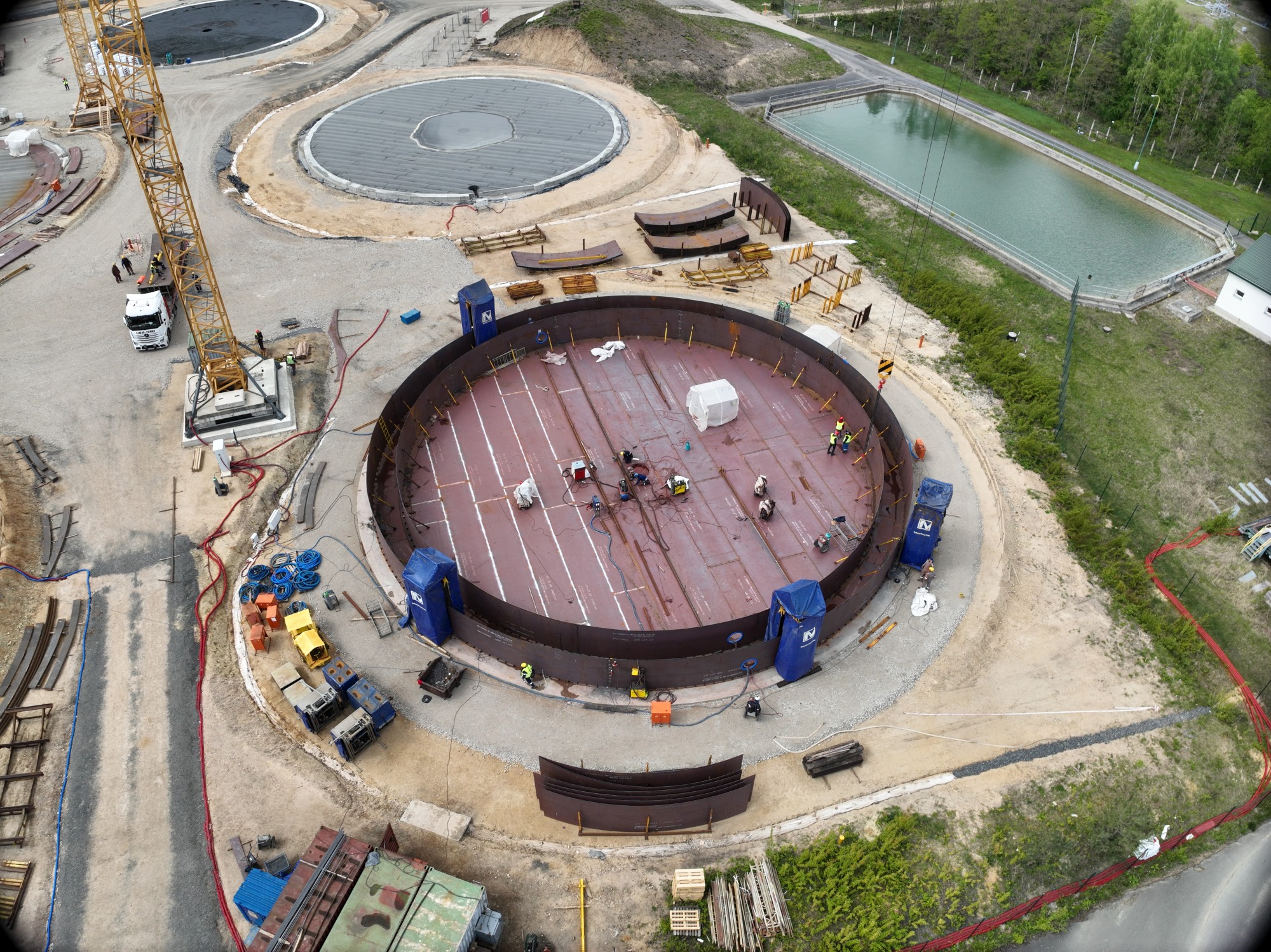 V Hněvicích na Litoměřicku už rostou do výšky nádrže na strategické zásoby pohonných hmot