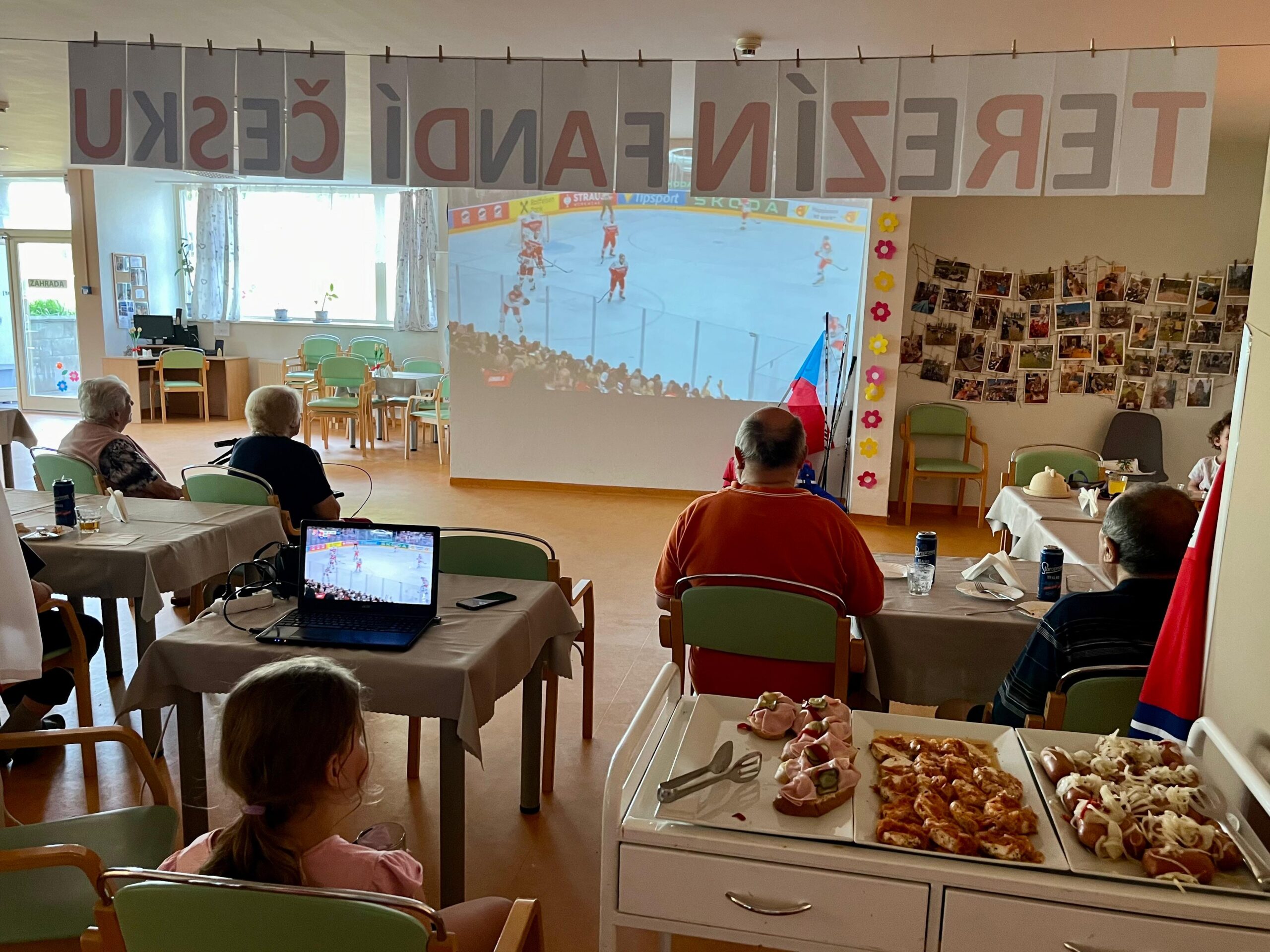 V SeniorCentru v Terezíně se fandí hokejistům