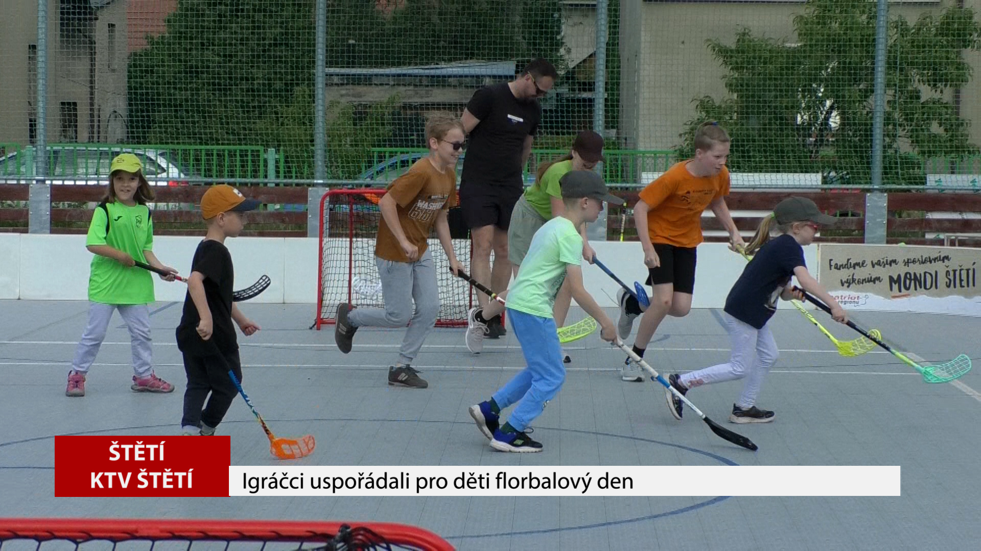 ŠTĚTÍ: Igráčci uspořádali pro děti florbalový den