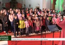 LOVOSICE: Školní sbory pro Charitu vyzpívaly přes 5 tisíc korun