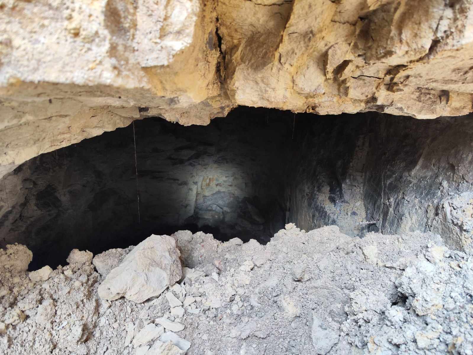 Při opravě Máchových schodů byl odhalen historický sklep