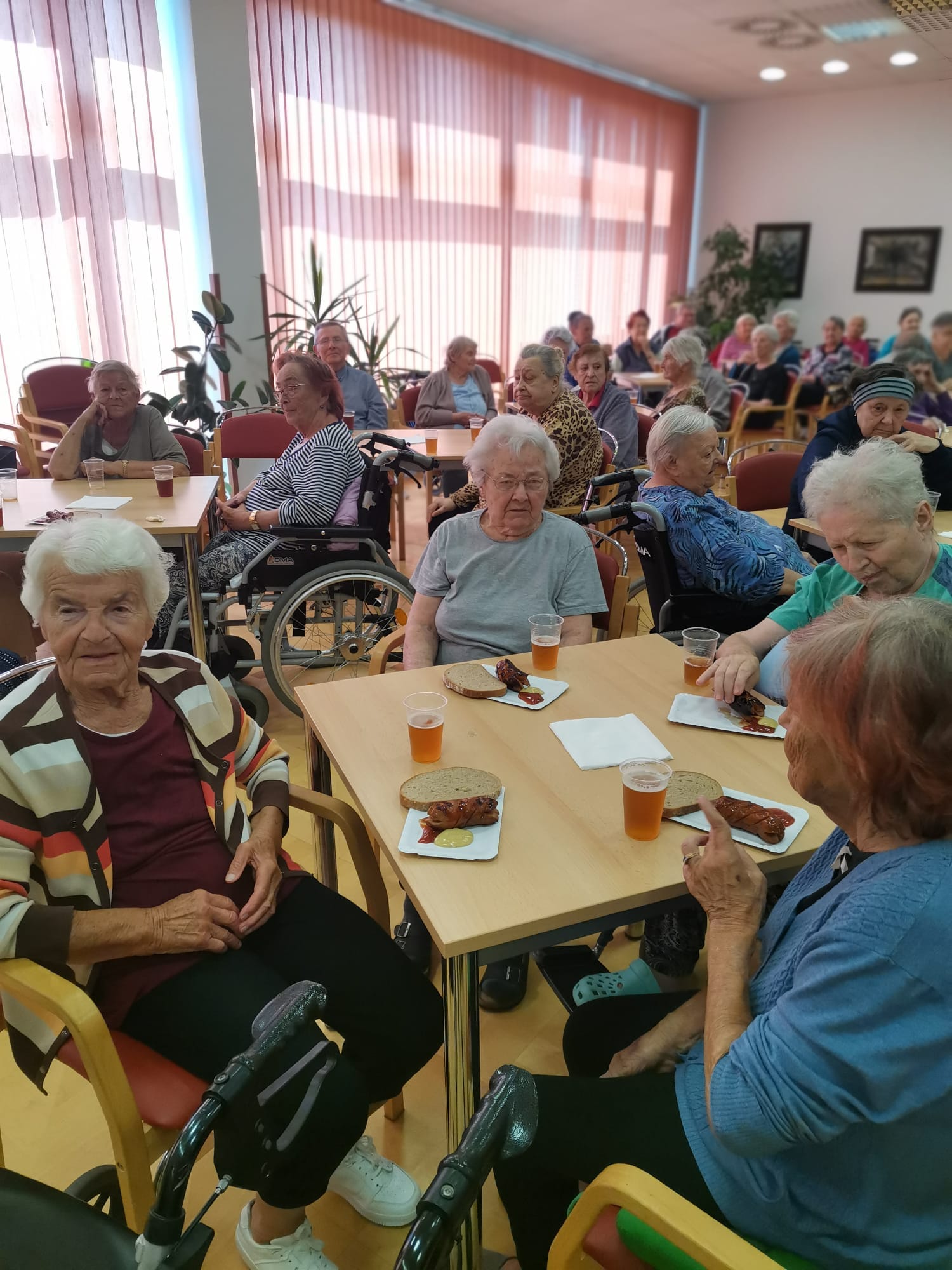 V Domově na Dómském pahorku se grilovalo