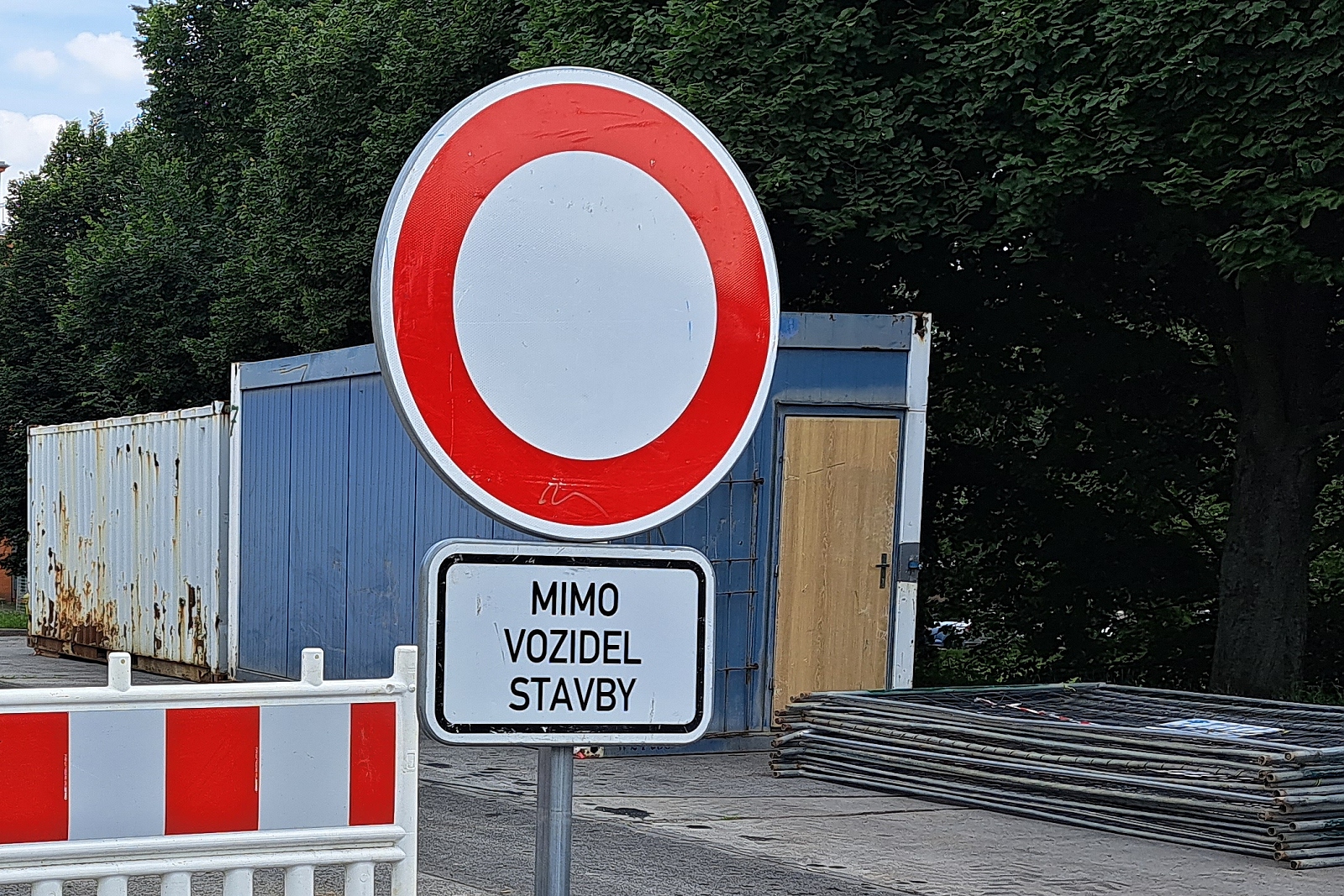 Opravy v Pokratické ulici budou pokračovat. Na řadu přicházejí vodaři