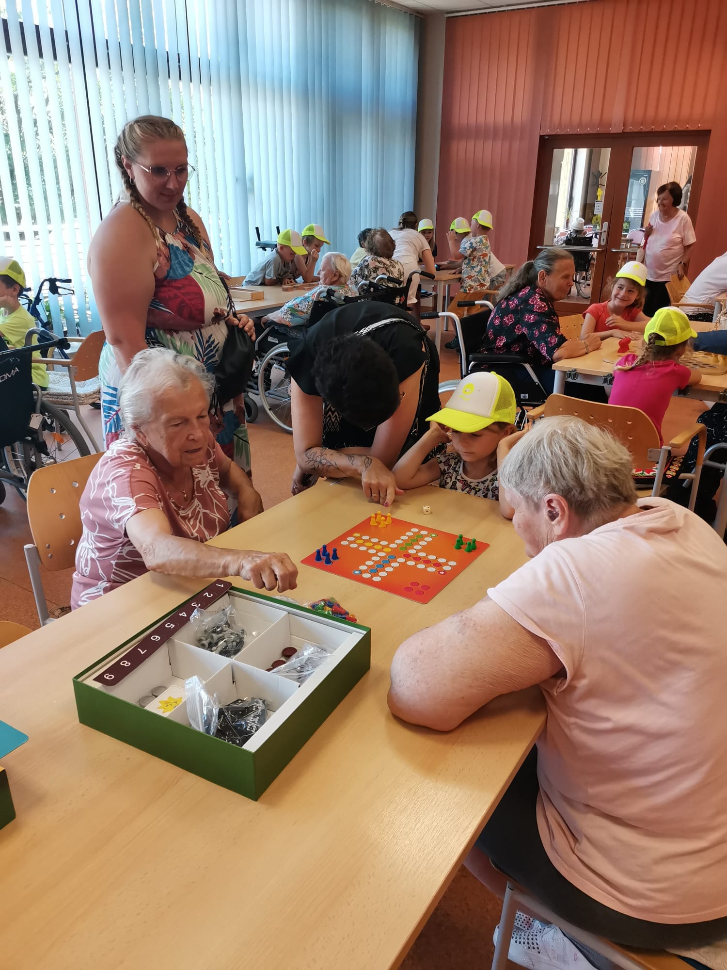 Děti z příměstského tábora na Zahradě Čech navštívily domov seniorů