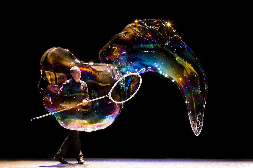 Barevné letní úterý na Osmičce tentokrát s profesionálním bublinářem