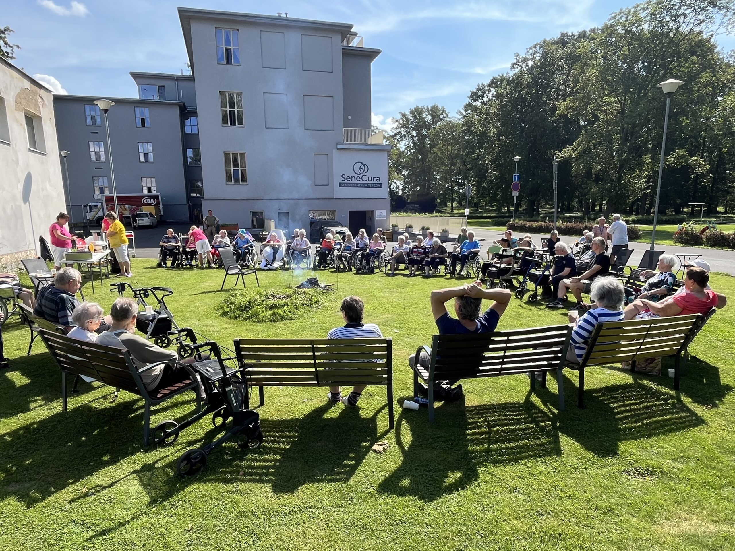 Klienti SeniorCentra SeneCura si opékali špekáčky