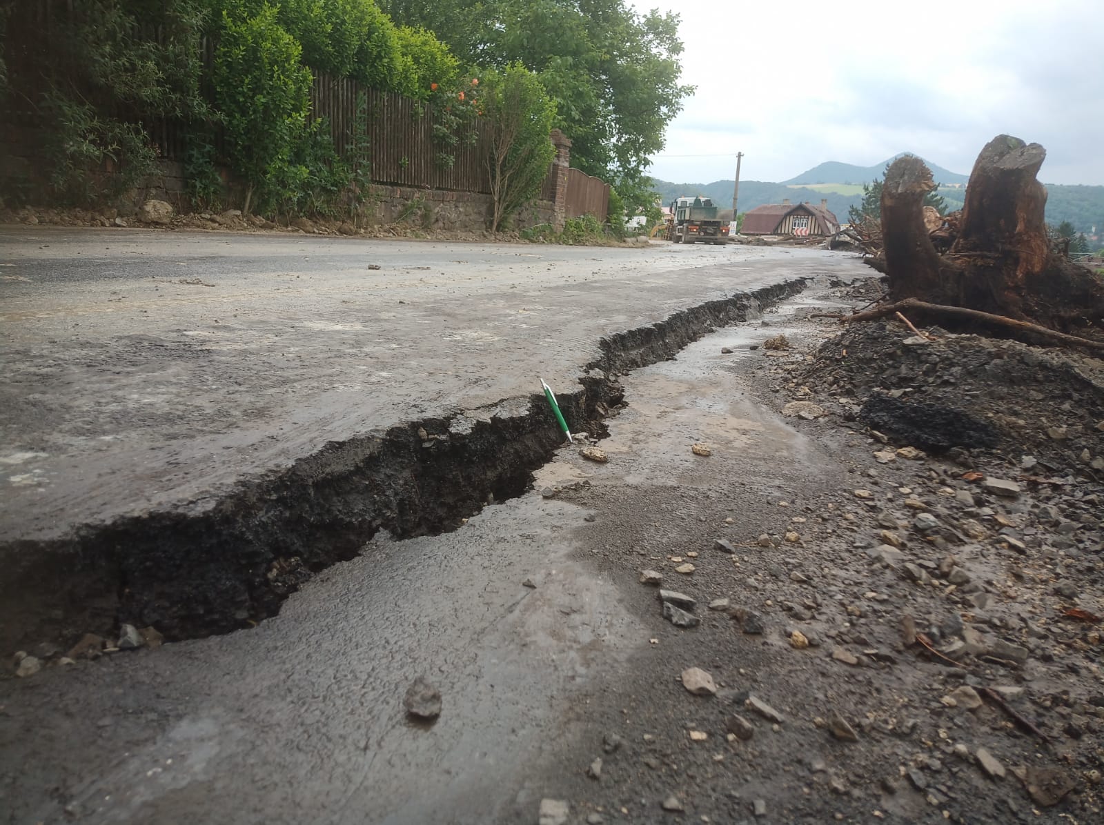 Silnice v Libochovanech bude po sesuvu zprovozněna 31. července