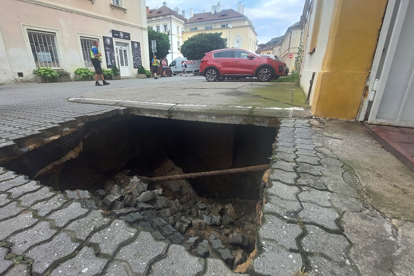 Propad komunikace si vyžádal uzavření parkoviště v Dlouhé ulici