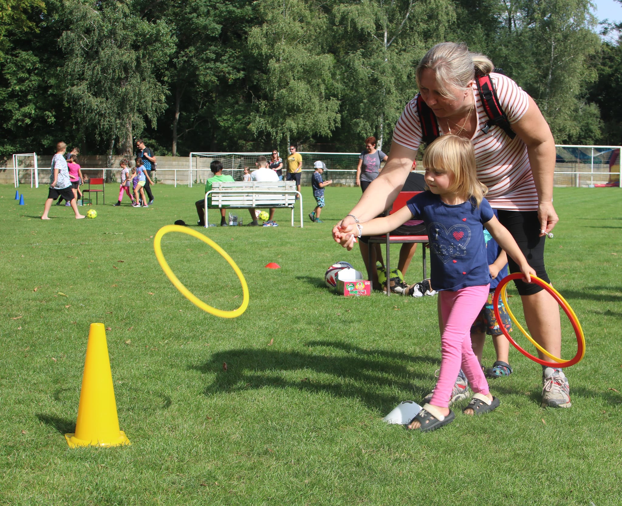 Nad fotbalovým hřištěm v Libochovicích přelétne letadlo plné bonbónů