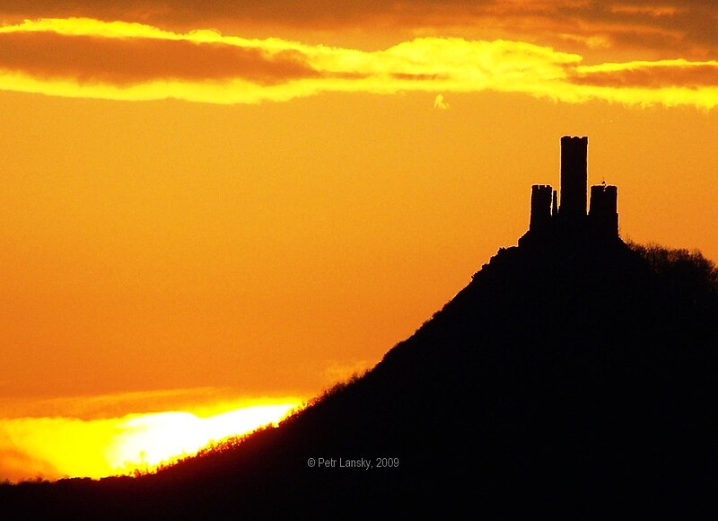 Užijte si západ slunce na hradě Házmburk a podpořte Hospic sv. Štěpána!