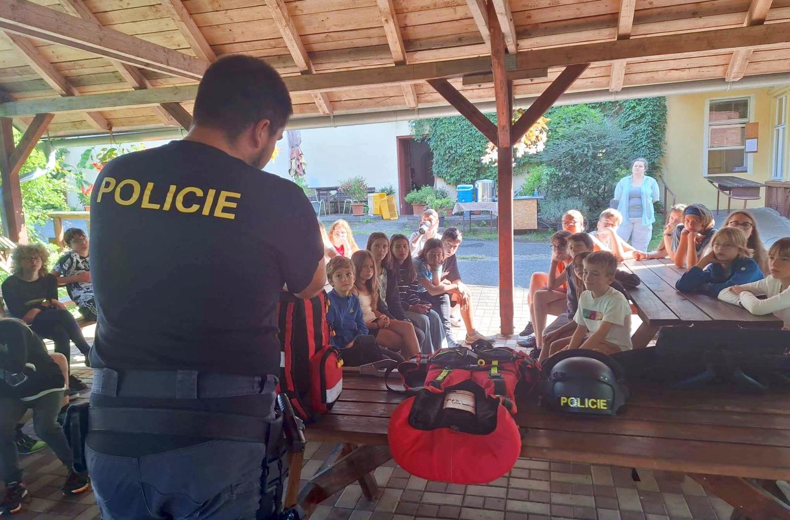 Litoměřičtí policisté vyrazili za dětmi na letní tábor