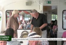 LITOMĚŘICE: Oblíbenou plavbu lodí s muzikou a občerstvením si užila stovka seniorů