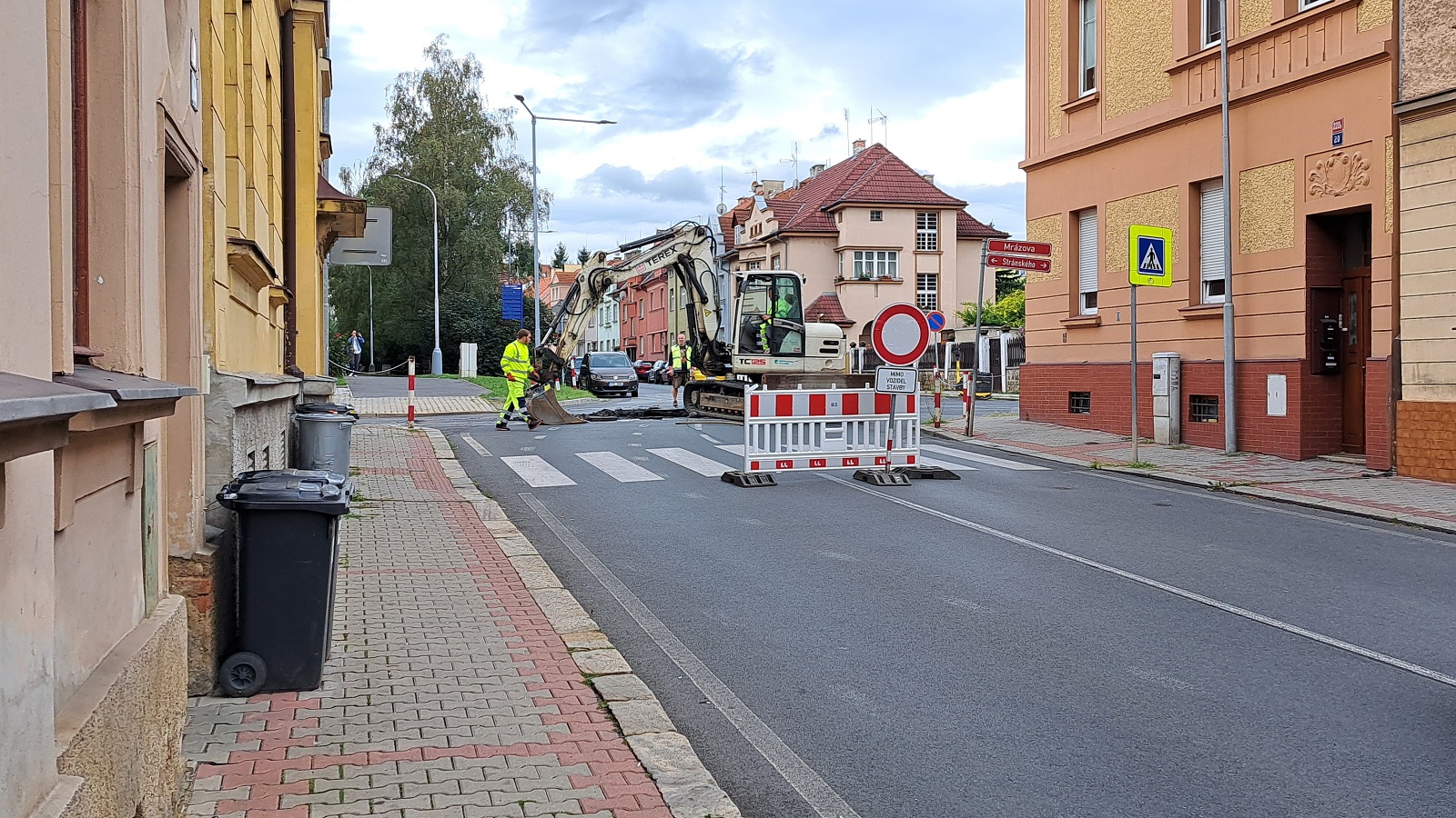 Mrázova ulice bude průjezdná, dejte pozor na špatné parkování