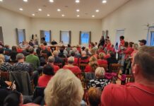 Jednacím sálem se ozývaly výzvy k demisi