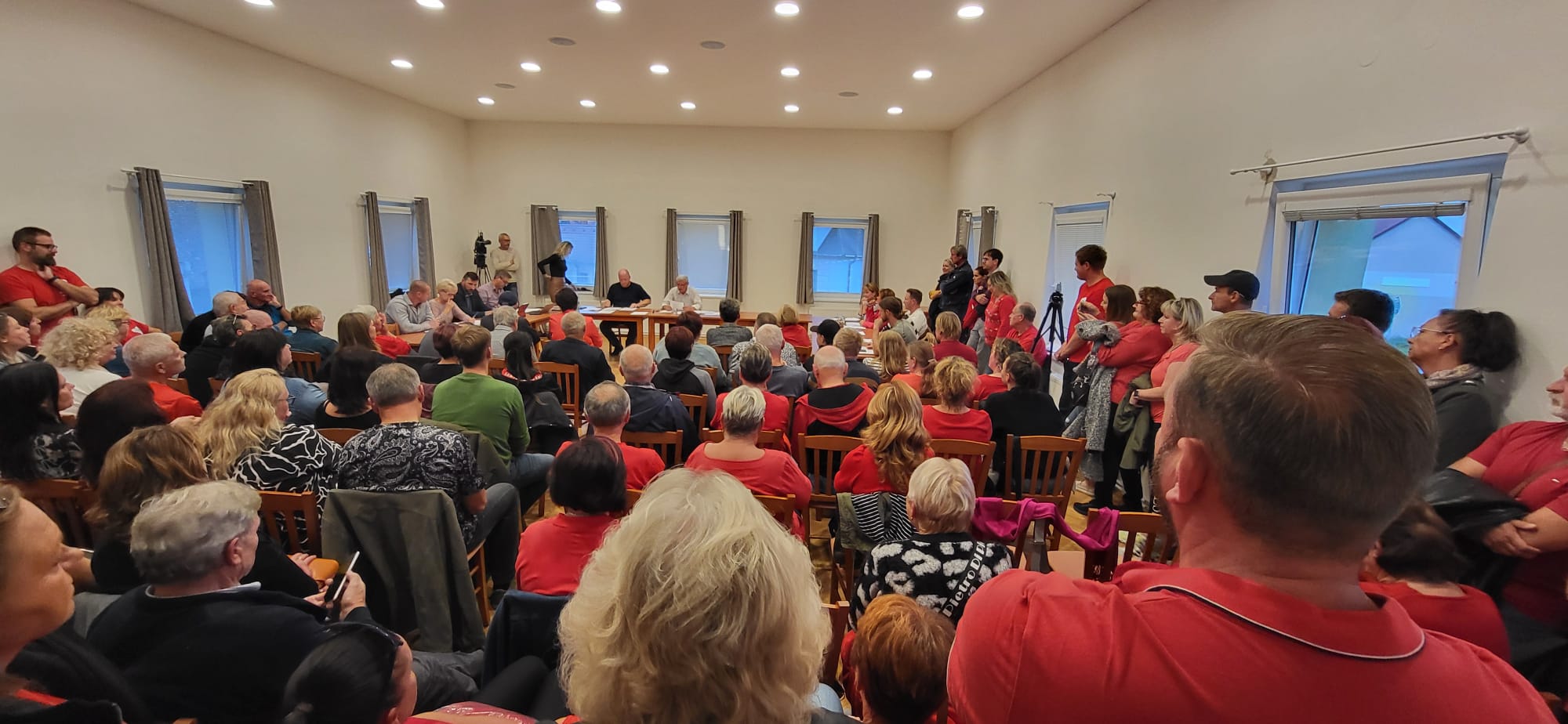 Jednacím sálem se ozývaly výzvy k demisi